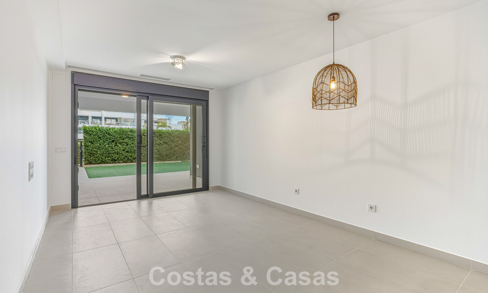 Apartamento moderno con jardín en venta en la New Golden Mile entre Marbella y Estepona 798824