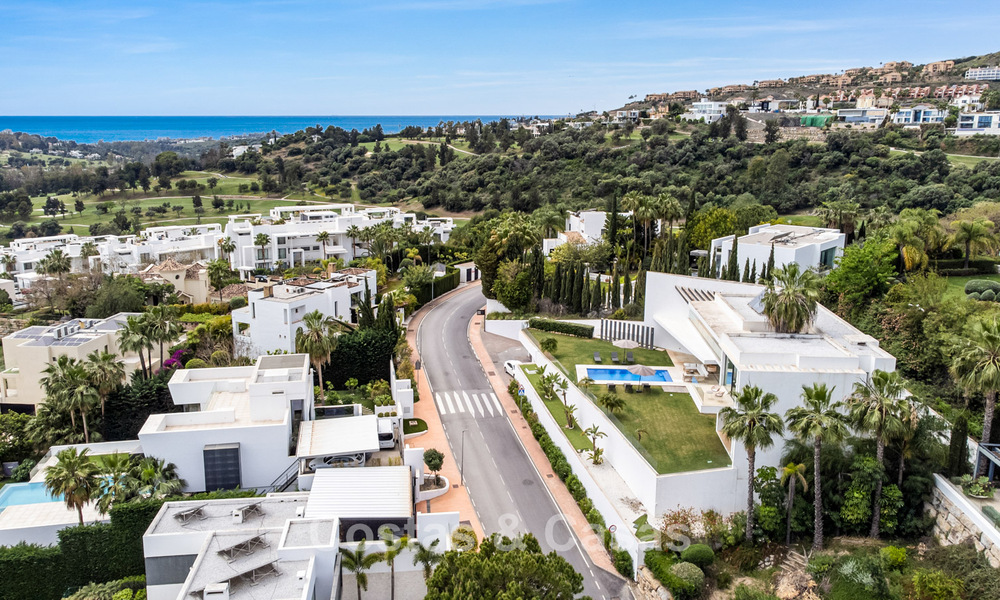 Villa contemporánea con vistas panorámicas al mar en venta en una prestigiosa zona de golf en Marbella - Benahavís 798840