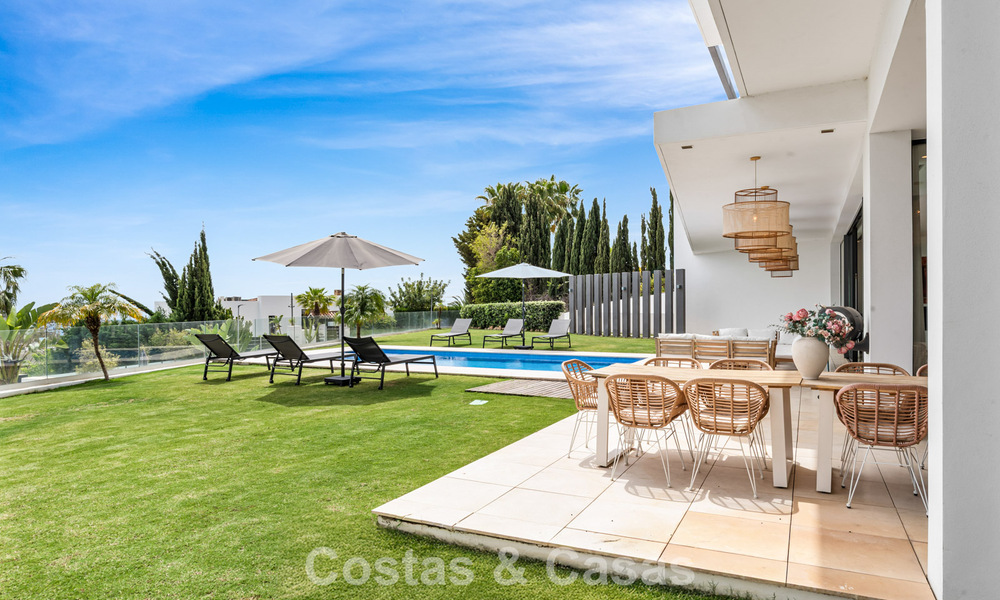 Villa contemporánea con vistas panorámicas al mar en venta en una prestigiosa zona de golf en Marbella - Benahavís 798841