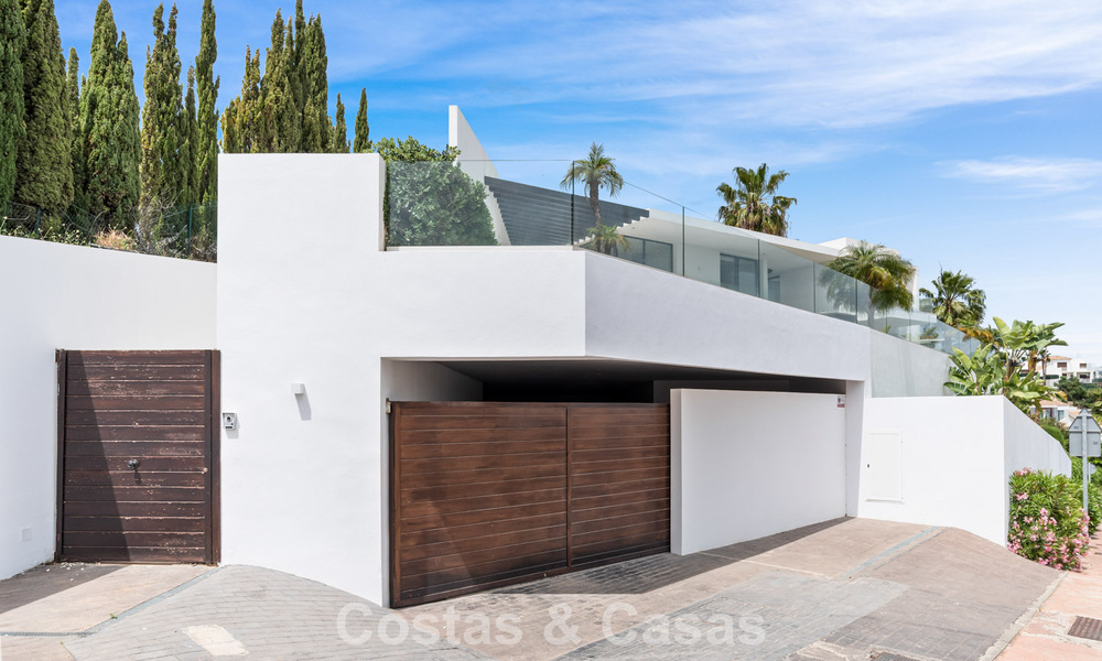 Villa contemporánea con vistas panorámicas al mar en venta en una prestigiosa zona de golf en Marbella - Benahavís 798842