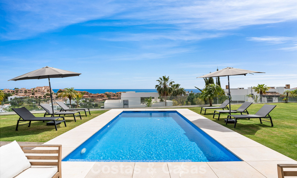Villa contemporánea con vistas panorámicas al mar en venta en una prestigiosa zona de golf en Marbella - Benahavís 798843