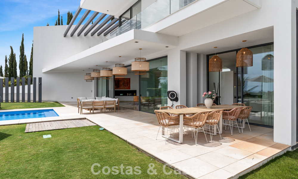 Villa contemporánea con vistas panorámicas al mar en venta en una prestigiosa zona de golf en Marbella - Benahavís 798844