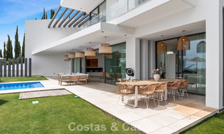Villa contemporánea con vistas panorámicas al mar en venta en una prestigiosa zona de golf en Marbella - Benahavís 798844 