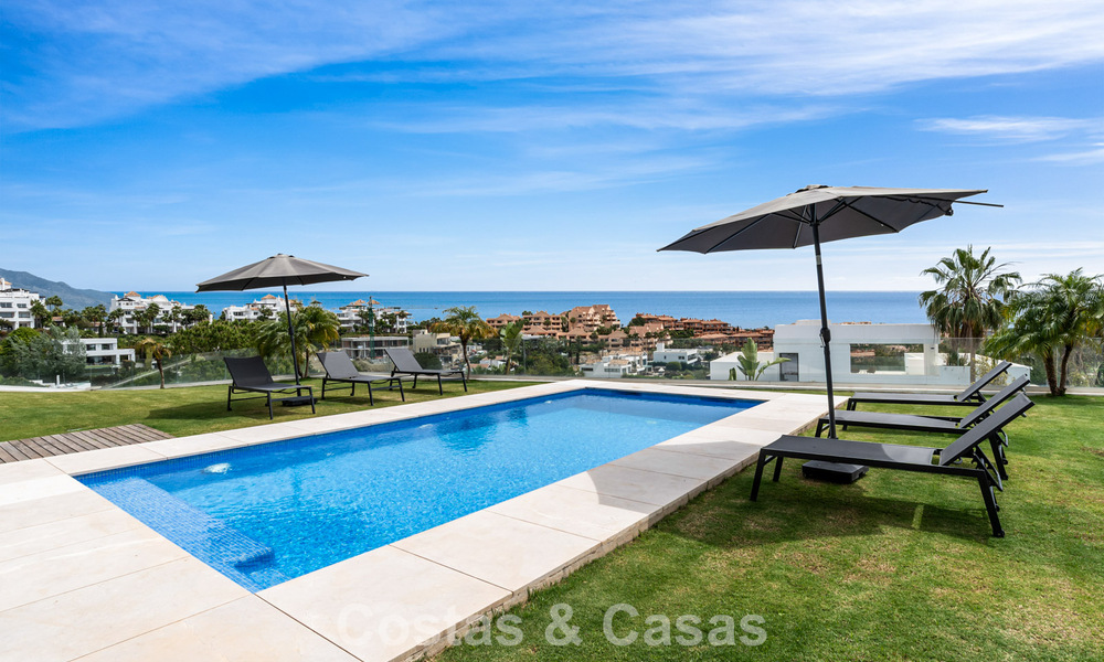 Villa contemporánea con vistas panorámicas al mar en venta en una prestigiosa zona de golf en Marbella - Benahavís 798845