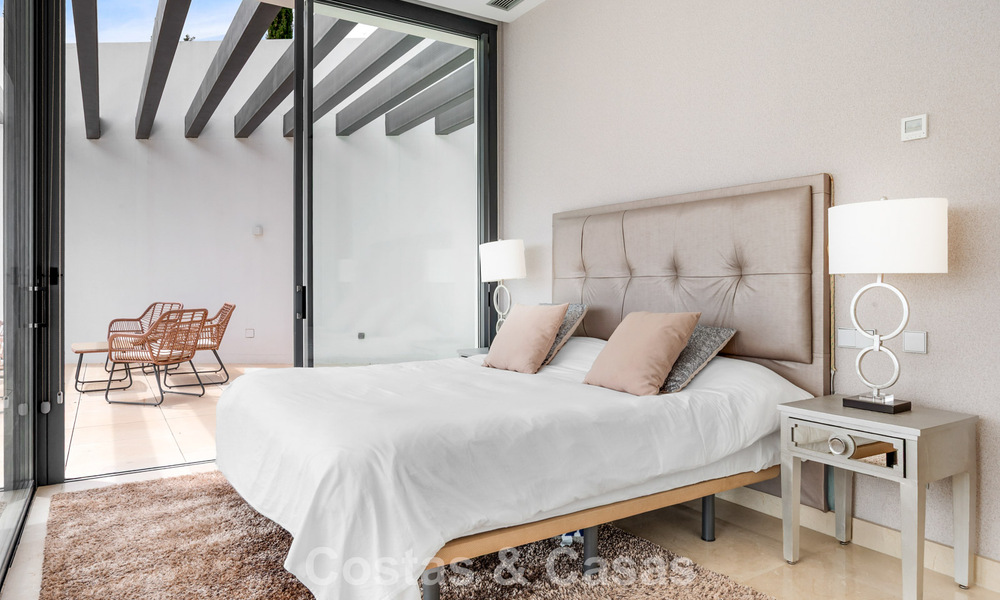Villa contemporánea con vistas panorámicas al mar en venta en una prestigiosa zona de golf en Marbella - Benahavís 798849