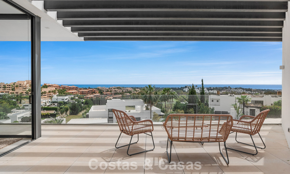 Villa contemporánea con vistas panorámicas al mar en venta en una prestigiosa zona de golf en Marbella - Benahavís 798851