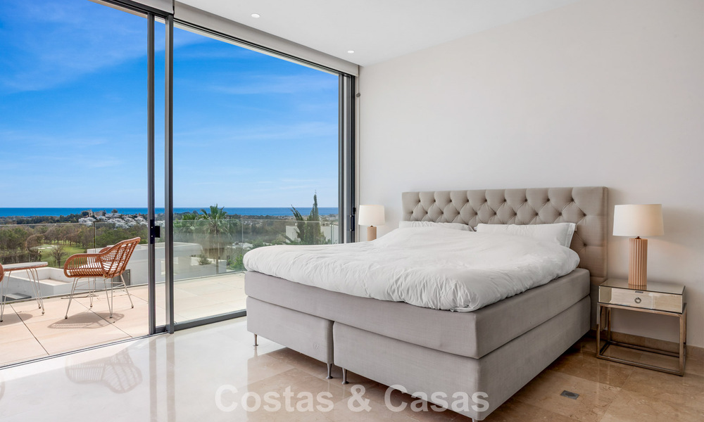 Villa contemporánea con vistas panorámicas al mar en venta en una prestigiosa zona de golf en Marbella - Benahavís 798852