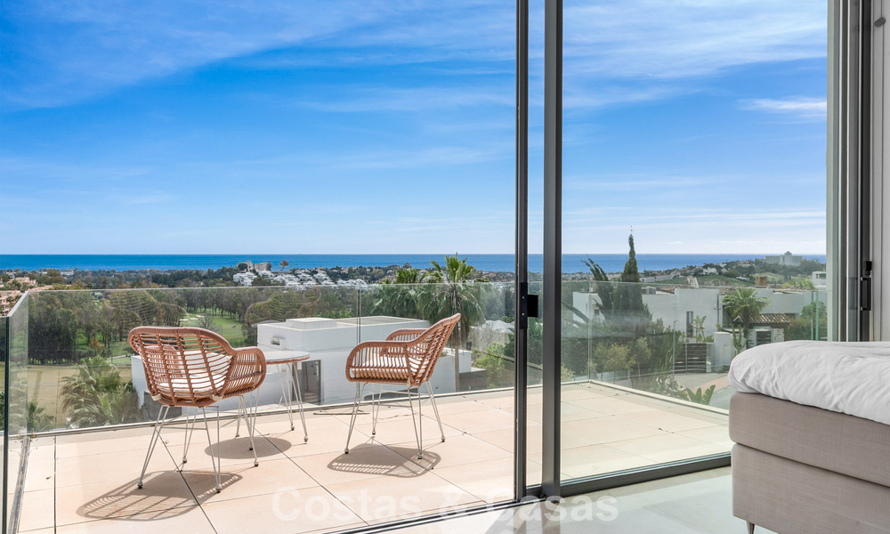Villa contemporánea con vistas panorámicas al mar en venta en una prestigiosa zona de golf en Marbella - Benahavís 798853