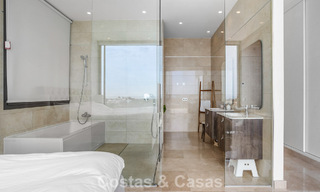 Villa contemporánea con vistas panorámicas al mar en venta en una prestigiosa zona de golf en Marbella - Benahavís 798854 
