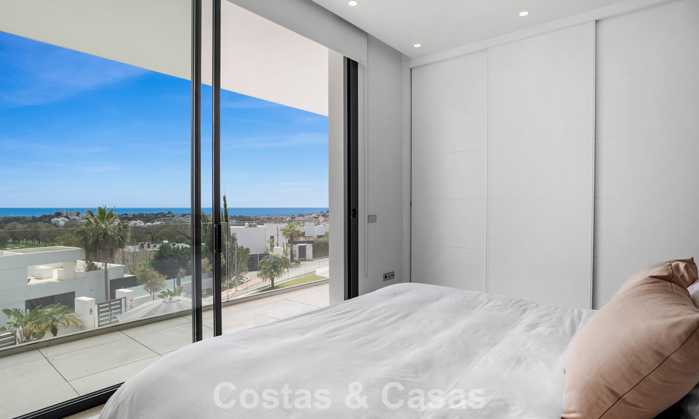 Villa contemporánea con vistas panorámicas al mar en venta en una prestigiosa zona de golf en Marbella - Benahavís 798856