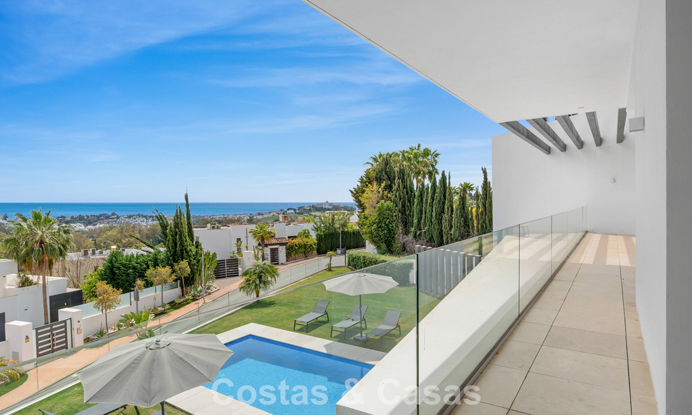Villa contemporánea con vistas panorámicas al mar en venta en una prestigiosa zona de golf en Marbella - Benahavís 798859