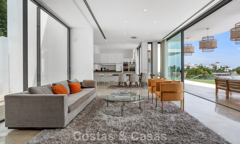 Villa contemporánea con vistas panorámicas al mar en venta en una prestigiosa zona de golf en Marbella - Benahavís 798862