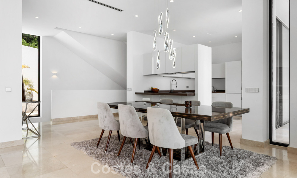 Villa contemporánea con vistas panorámicas al mar en venta en una prestigiosa zona de golf en Marbella - Benahavís 798863