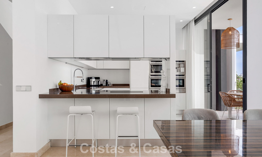 Villa contemporánea con vistas panorámicas al mar en venta en una prestigiosa zona de golf en Marbella - Benahavís 798864