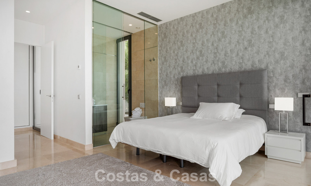 Villa contemporánea con vistas panorámicas al mar en venta en una prestigiosa zona de golf en Marbella - Benahavís 798869