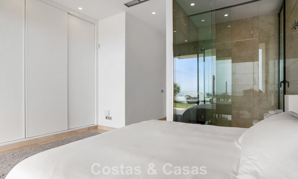 Villa contemporánea con vistas panorámicas al mar en venta en una prestigiosa zona de golf en Marbella - Benahavís 798870