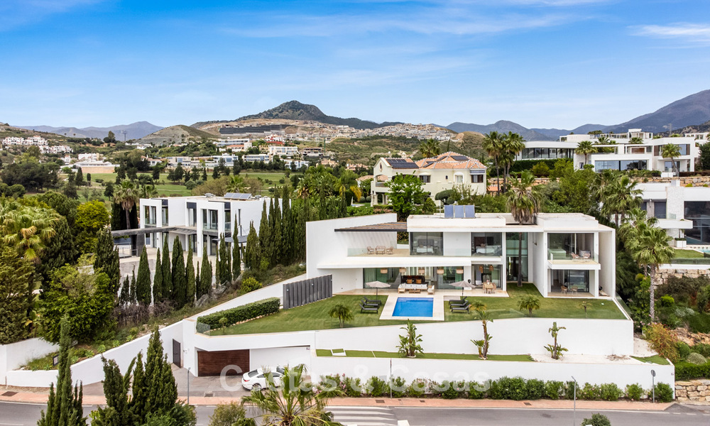 Villa contemporánea con vistas panorámicas al mar en venta en una prestigiosa zona de golf en Marbella - Benahavís 798883