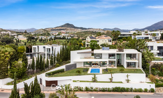 Villa contemporánea con vistas panorámicas al mar en venta en una prestigiosa zona de golf en Marbella - Benahavís 798883 