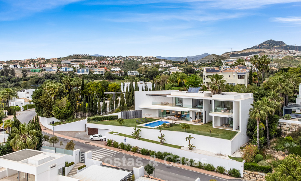 Villa contemporánea con vistas panorámicas al mar en venta en una prestigiosa zona de golf en Marbella - Benahavís 798884