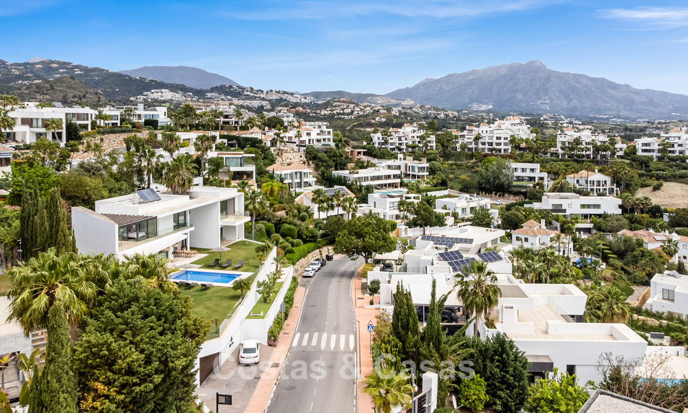 Villa contemporánea con vistas panorámicas al mar en venta en una prestigiosa zona de golf en Marbella - Benahavís 798886