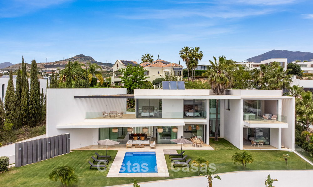 Villa contemporánea con vistas panorámicas al mar en venta en una prestigiosa zona de golf en Marbella - Benahavís 798887