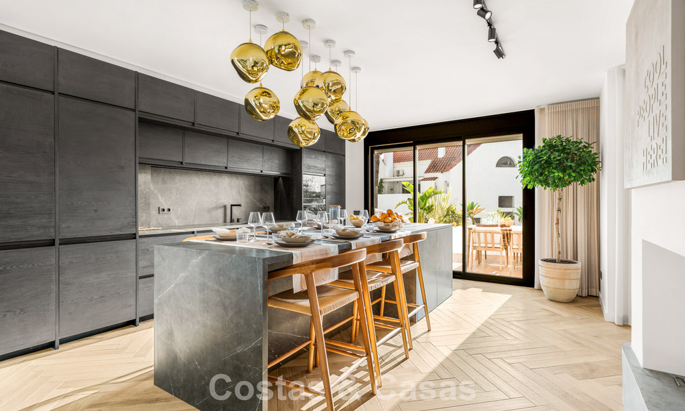 Apartamento contemporáneo y renovado listo para entrar a vivir en venta en Nueva Andalucía, Marbella 798906