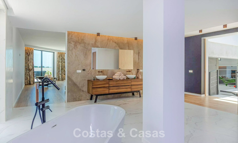 Villa de lujo avanzada con vistas panorámicas al mar en venta en las colinas de Marbella - Benahavís 798973
