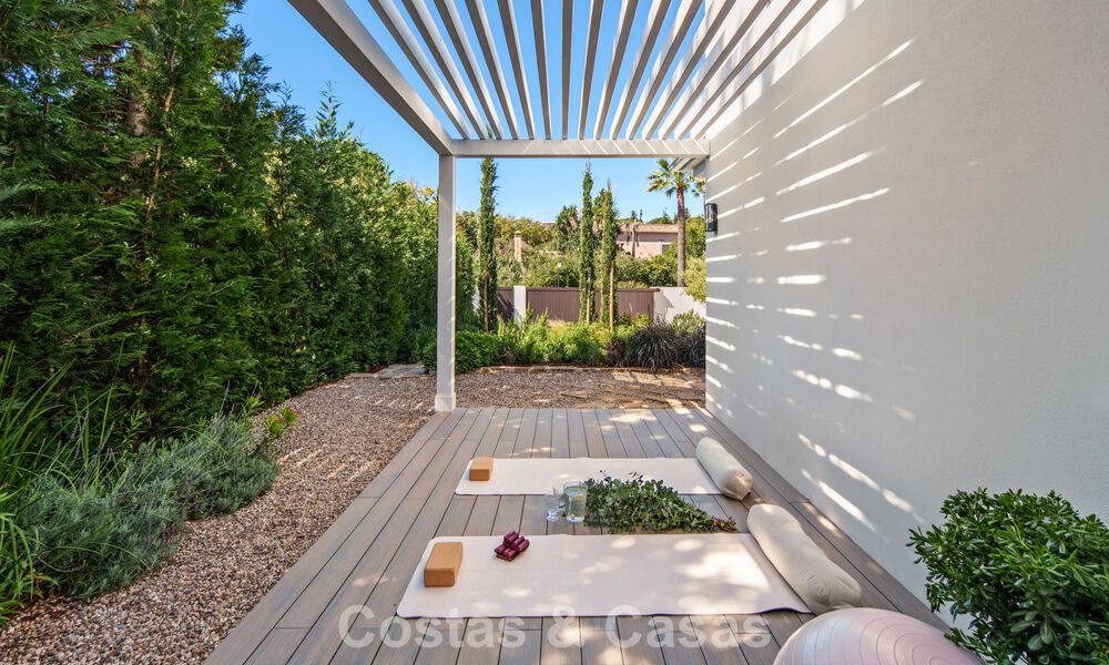 Villa mediterránea contemporánea llave en mano en venta, junto al campo de golf Las Brisas en Nueva Andalucía, Marbella 799146
