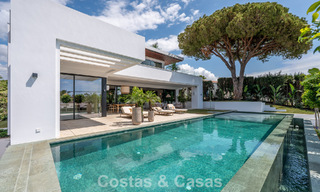 Villa de alta gama junto a la playa con terraza solárium y jacuzzi con vistas al mar en venta al este del centro de Marbella 799185 