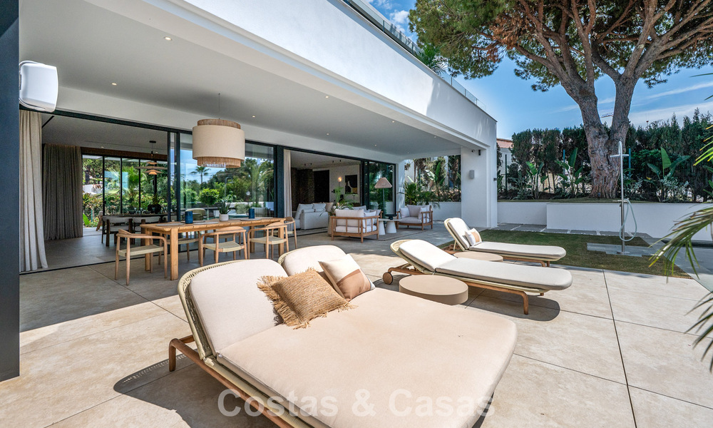 Villa de alta gama junto a la playa con terraza solárium y jacuzzi con vistas al mar en venta al este del centro de Marbella 799186