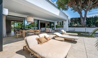 Villa de alta gama junto a la playa con terraza solárium y jacuzzi con vistas al mar en venta al este del centro de Marbella 799186 