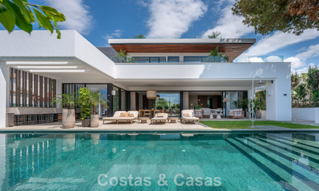 Villa de alta gama junto a la playa con terraza solárium y jacuzzi con vistas al mar en venta al este del centro de Marbella 799187