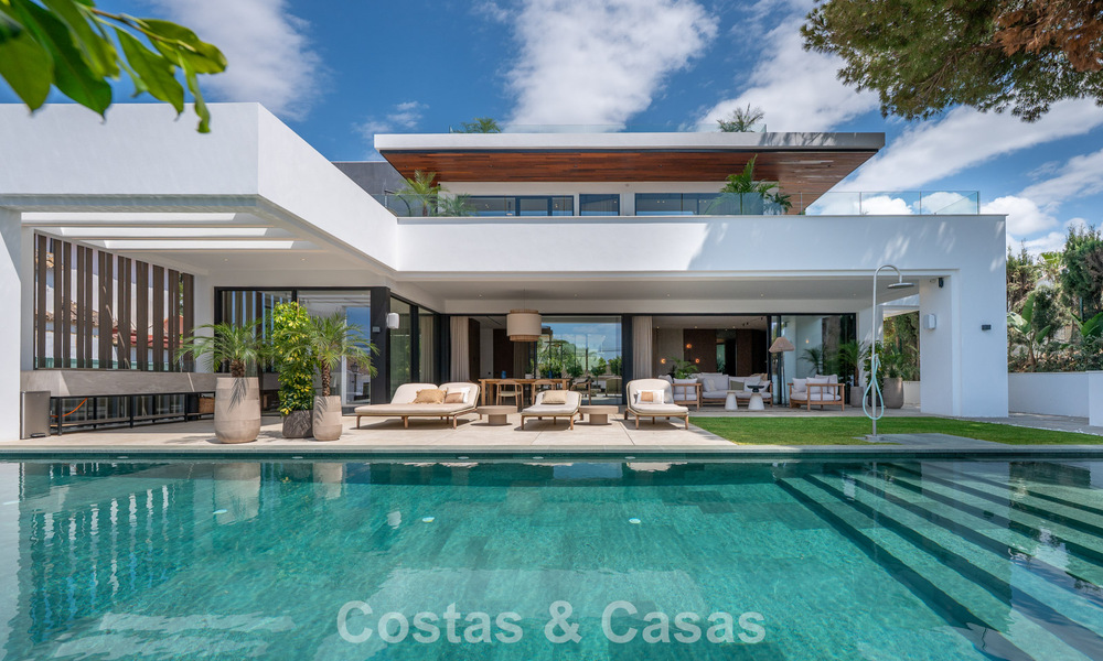 Villa de alta gama junto a la playa con terraza solárium y jacuzzi con vistas al mar en venta al este del centro de Marbella 799187