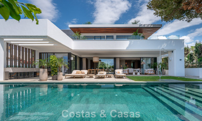 Villa de alta gama junto a la playa con terraza solárium y jacuzzi con vistas al mar en venta al este del centro de Marbella 799187
