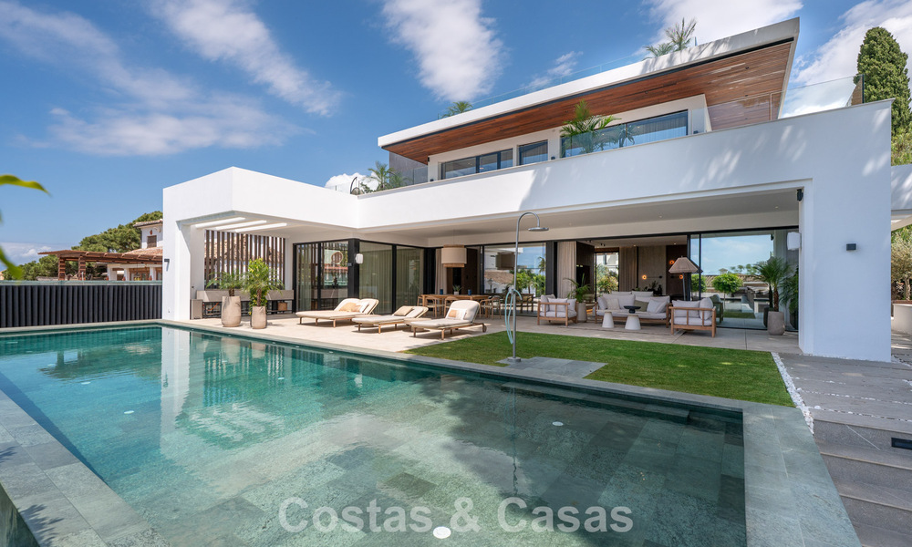 Villa de alta gama junto a la playa con terraza solárium y jacuzzi con vistas al mar en venta al este del centro de Marbella 799188