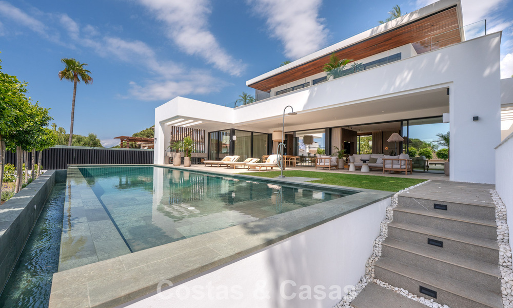 Villa de alta gama junto a la playa con terraza solárium y jacuzzi con vistas al mar en venta al este del centro de Marbella 799189