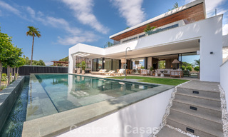 Villa de alta gama junto a la playa con terraza solárium y jacuzzi con vistas al mar en venta al este del centro de Marbella 799189 