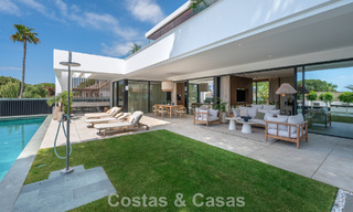 Villa de alta gama junto a la playa con terraza solárium y jacuzzi con vistas al mar en venta al este del centro de Marbella 799190 