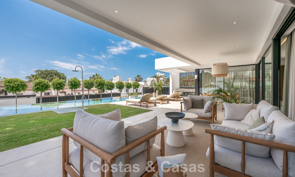 Villa de alta gama junto a la playa con terraza solárium y jacuzzi con vistas al mar en venta al este del centro de Marbella 799191