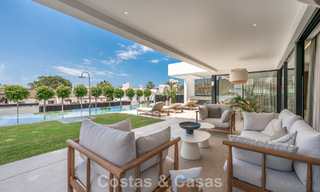 Villa de alta gama junto a la playa con terraza solárium y jacuzzi con vistas al mar en venta al este del centro de Marbella 799191 