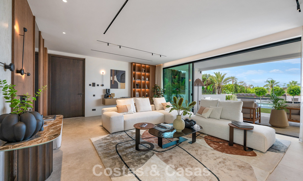 Villa de alta gama junto a la playa con terraza solárium y jacuzzi con vistas al mar en venta al este del centro de Marbella 799193