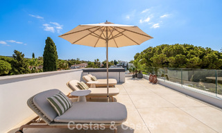 Villa de alta gama junto a la playa con terraza solárium y jacuzzi con vistas al mar en venta al este del centro de Marbella 799194 