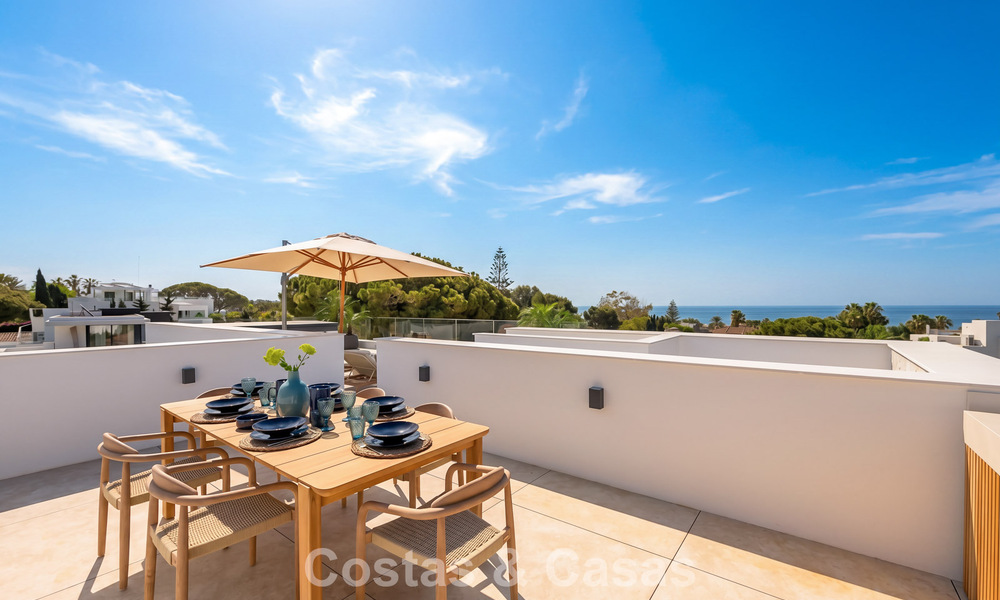 Villa de alta gama junto a la playa con terraza solárium y jacuzzi con vistas al mar en venta al este del centro de Marbella 799195