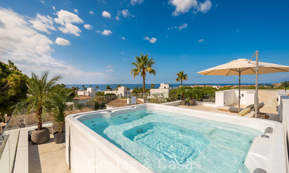 Villa de alta gama junto a la playa con terraza solárium y jacuzzi con vistas al mar en venta al este del centro de Marbella 799196