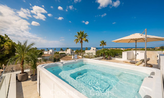 Villa de alta gama junto a la playa con terraza solárium y jacuzzi con vistas al mar en venta al este del centro de Marbella 799196 
