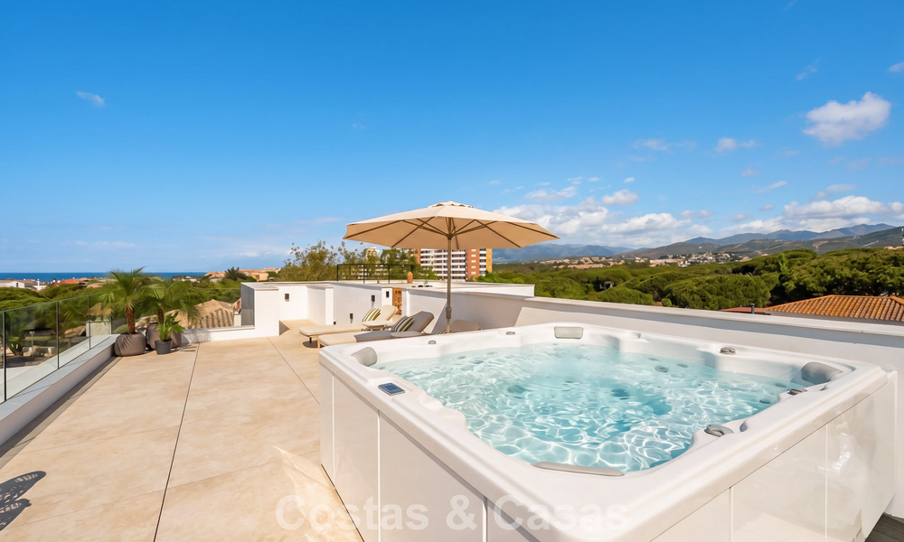 Villa de alta gama junto a la playa con terraza solárium y jacuzzi con vistas al mar en venta al este del centro de Marbella 799198