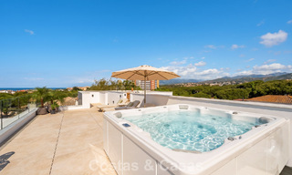 Villa de alta gama junto a la playa con terraza solárium y jacuzzi con vistas al mar en venta al este del centro de Marbella 799198 