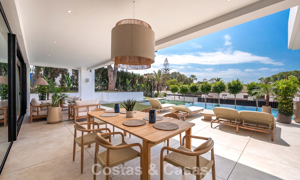 Villa de alta gama junto a la playa con terraza solárium y jacuzzi con vistas al mar en venta al este del centro de Marbella 799200