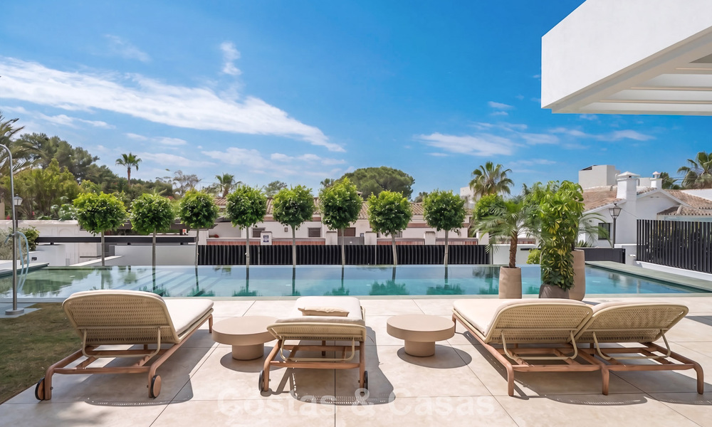 Villa de alta gama junto a la playa con terraza solárium y jacuzzi con vistas al mar en venta al este del centro de Marbella 799201
