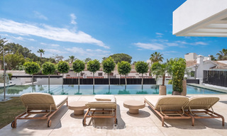 Villa de alta gama junto a la playa con terraza solárium y jacuzzi con vistas al mar en venta al este del centro de Marbella 799201 